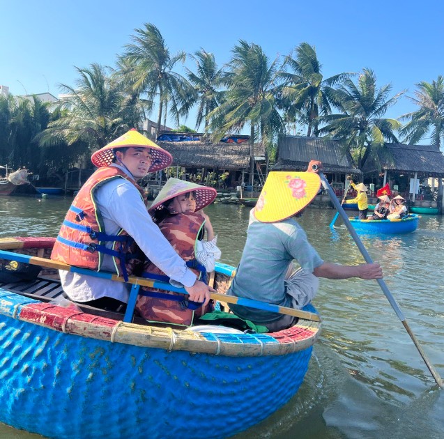 Mỗi thuyền thúng sẽ chở 2 khách du lịch, trang bị đủ áo phao, nón và ô che nắng.