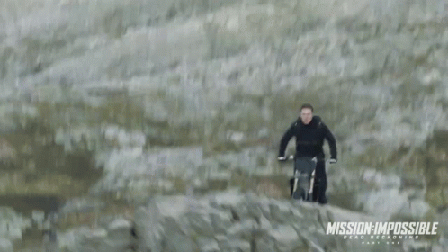 Cảnh Tom Cruise phóng xe từ vách núi không nhờ đến diễn viên đóng thế. Ảnh: Nhà sản xuất