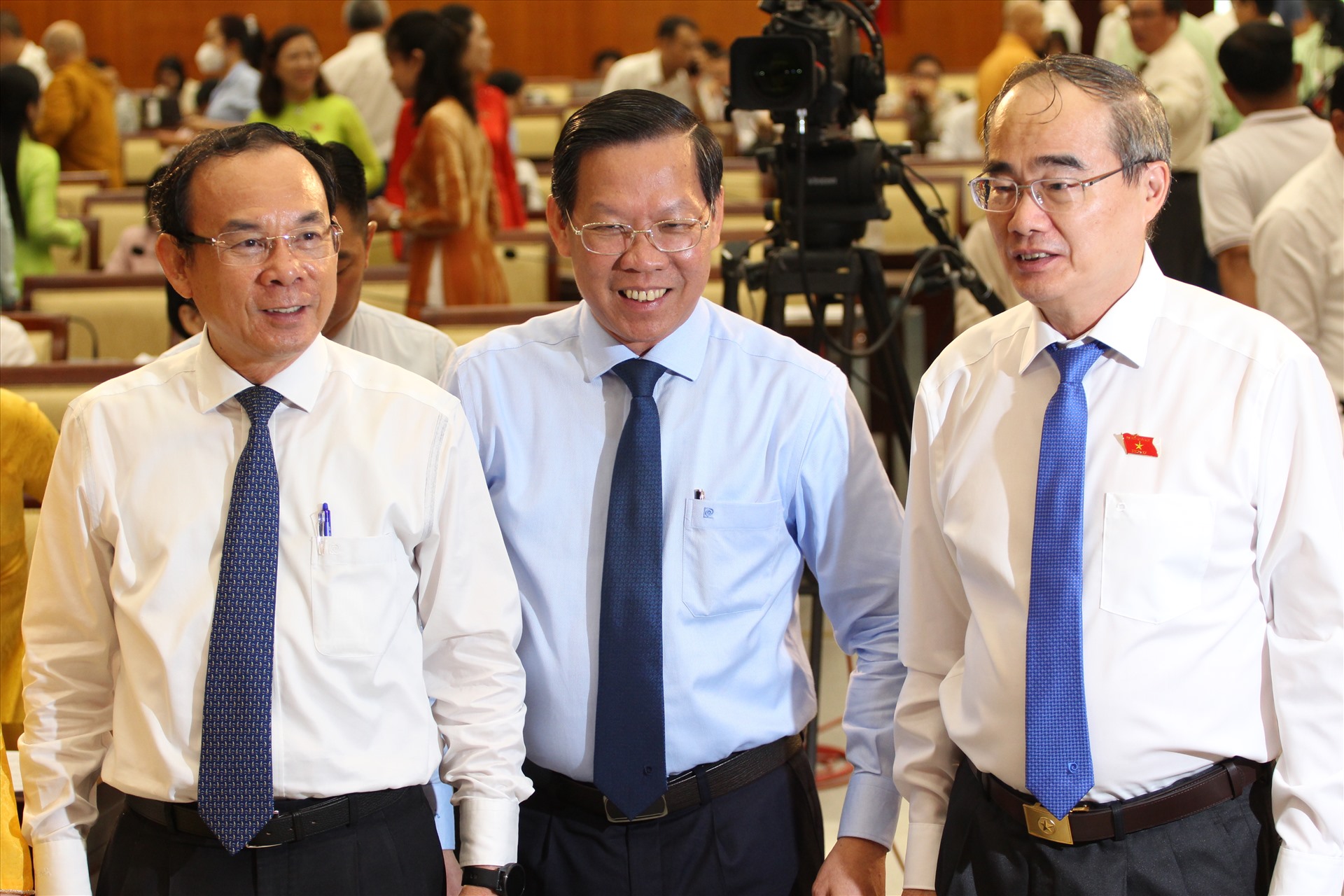 Bí thư Thành ủy TPHCM Nguyễn Văn Nên (bìa trái) trao đổi với đại biểu tham dự kì họp.  Ảnh: Thành Nhân