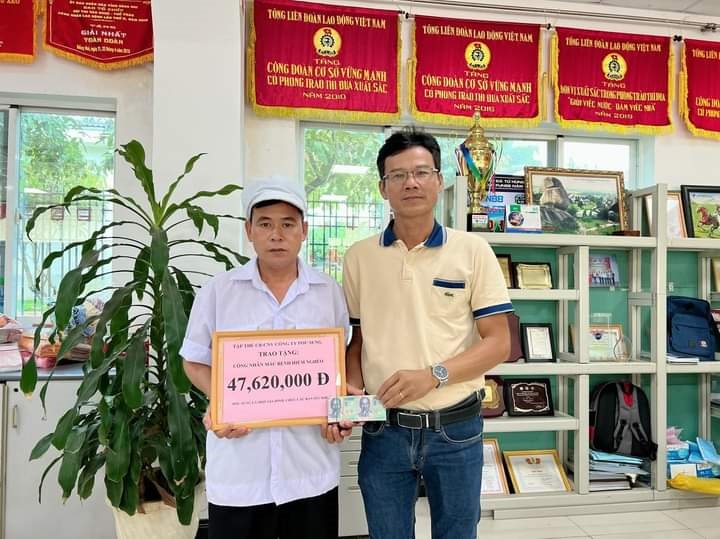 Chủ tịch công đoàn Công ty TNHH Pousung Việt Nam (phải) trao quà cho công nhân mắc bệnh hiểm nghèo. Ảnh: Hà Anh Chiến