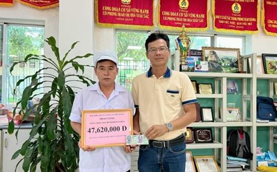 Chủ tịch công đoàn Công ty TNHH Pousung Việt Nam (phải) trao quà cho công nhân mắc bệnh hiểm nghèo. Ảnh: Hà Anh Chiến