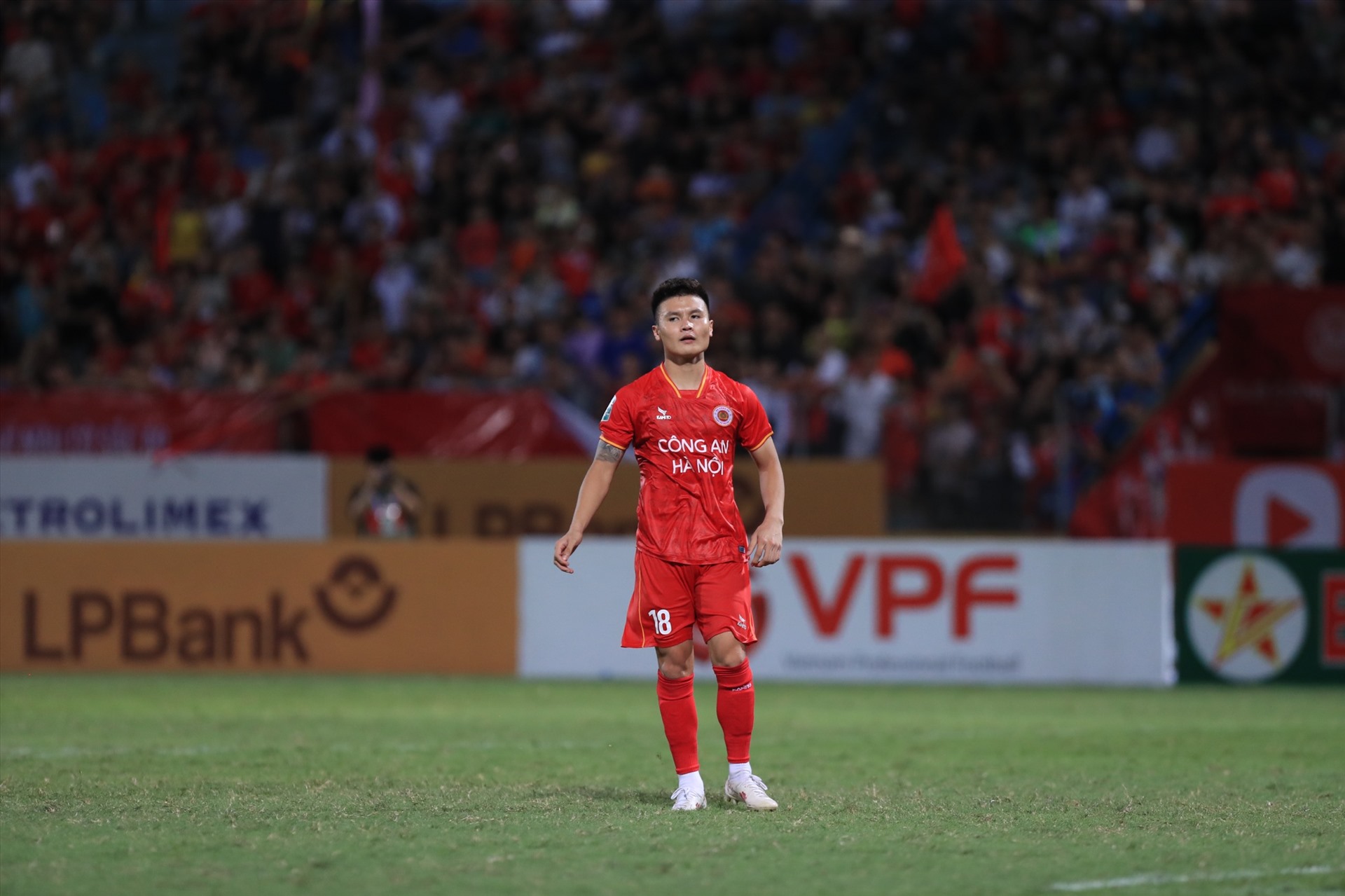 Tiền vệ Quang Hải thực hiện không thành công loạt sút luân lưu cho Công an Hà Nội ở trận gặp Nam Định tại Cúp Quốc gia 2023. Ảnh: Minh Dân 