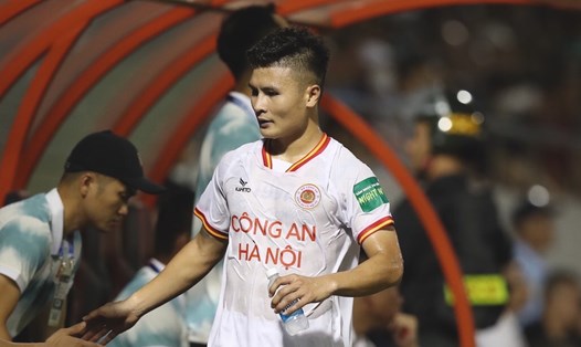 Tiền vệ Quang Hải chưa để lại nhiều dấu ấn ở 2 trận đấu của Công an Hà Nội. Ảnh: VPF
