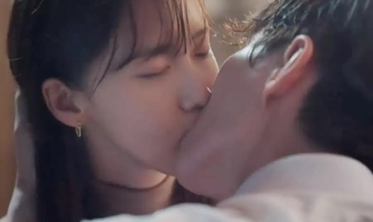 Cảnh hôn dài của YoonA và Lee Jung Ho trong tập 8 "King The Land". Ảnh: Nhà sản xuất