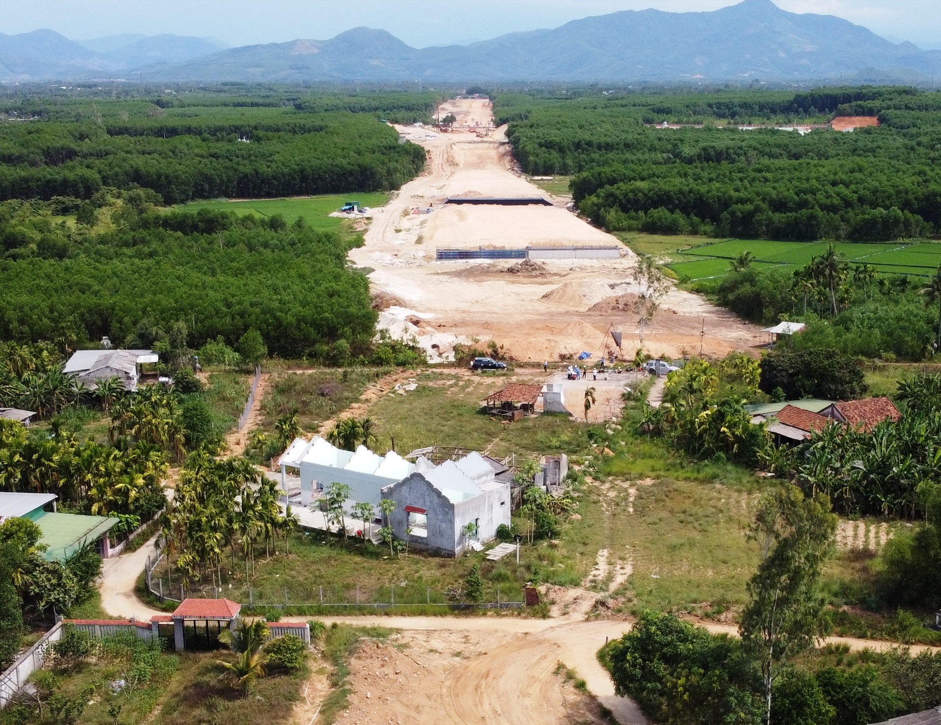 Đến nay Quảng Ngãi đã hoàn thành công tác giải phóng mặt bằng tuyến chính hơn 426/494ha, đạt gần 87% tổng diện tích quy hoạch, tương ứng với chiều dài khoảng hơn 52/60,3km tổng chiều dài tuyến. Ảnh: Ngọc Viên