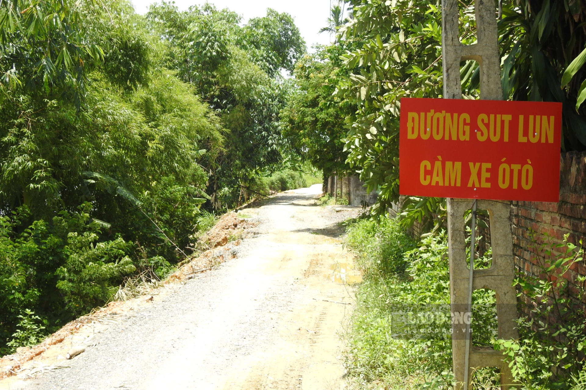 “Chính quyền huyện, xã cũng rất sốt ruột về vị trí sạt lở này, nhưng thẩm quyền của huyện chỉ có thể báo cáo tỉnh, chờ tỉnh xem xét và sớm đầu tư một dự án khẩn cấp, đồng thời cắm biển cảnh báo người dân để hạn chế rủi ro. Tới đây, huyện sẽ bố trí đoàn kiểm tra xuống hiện trường, mời tỉnh cùng xuống để kiểm tra một lần nữa” - ông Hùng chia sẻ.