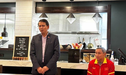 Đại sứ đặc mệnh toàn quyền Việt Nam tại New Zealand, ông Nguyễn Văn Trung động viên đội tuyển nữ Việt Nam trước trận giao hữu với chủ nhà New Zealand. Ảnh: VFF