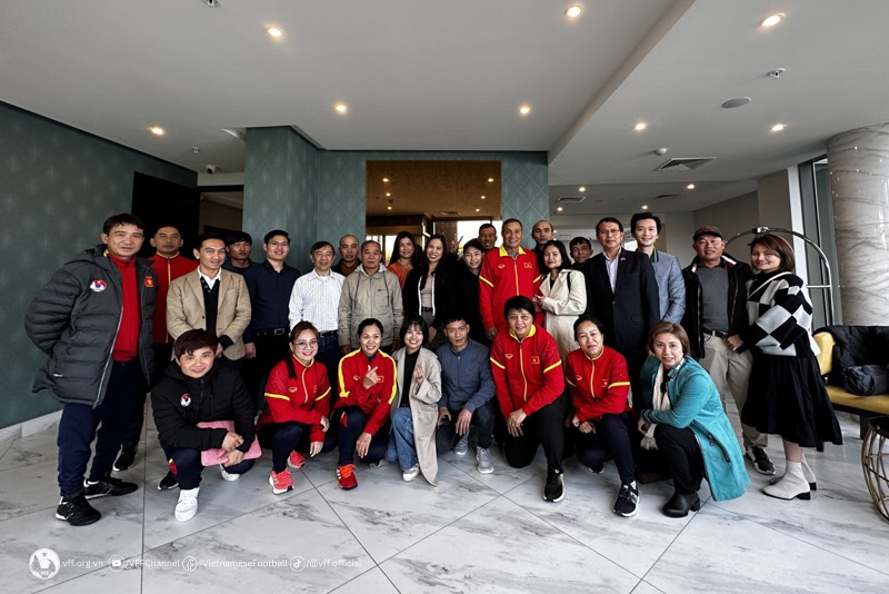 Đại sứ quán Việt Nam tại New Zealand cùng đại diện cộng đồng người Việt Nam tới động viên và theo dõi trận đấu của tuyển nữ Việt Nam với tuyển nữ New Zealand. Ảnh: VFF