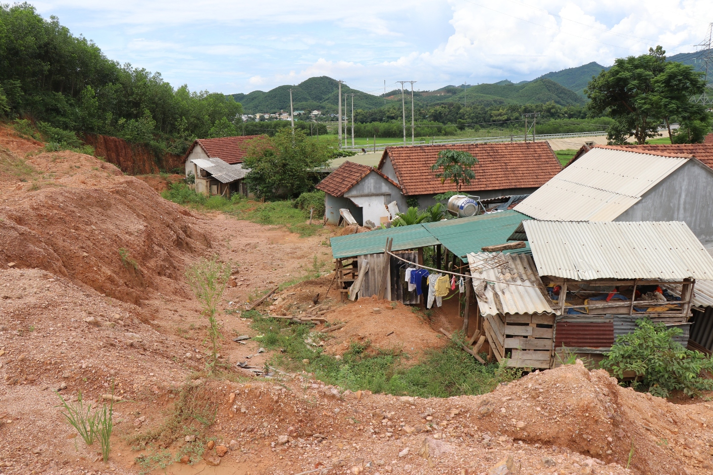 Mong ước của 7 hộ dân với 21 nhân khẩu ở tổ dân phố làng Dầu là được Nhà nước bố trí tái định cư để ổn định cuộc sống. Ảnh: Ngọc Viên