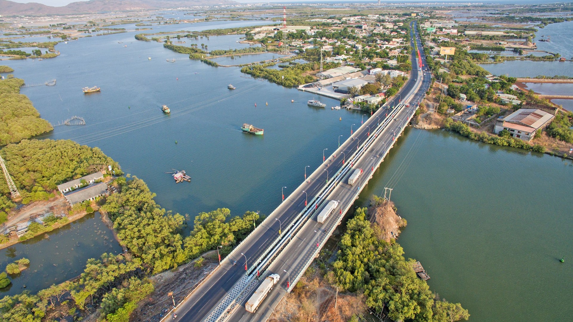 Cầu Cỏ May có chiều dài 258m, rộng 38m bắc ngang qua sông Cỏ May, và nằm trên tuyến Quốc lộ 51. Đây được xem là cửa ngõ chính ra vào TP Vũng Tàu. Do cầu có kiến trúc cầu thông thường, yếu tố thẩm mỹ không cao… nên từ năm 2017, chính quyền địa phương đã thông qua kế hoạch chỉnh trang cầu Cỏ May, với phương án thiết kế được chọn là “Cánh chim Hải âu“. Dự án được giao cho Ban quản lý dự án chuyên ngành dân dụng và công nghiệp (BQLDA) làm chủ đầu tư. Ảnh: UBND BRVT