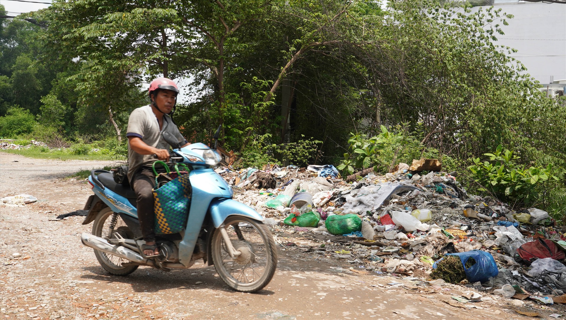 Nhiều nơi trở thành điểm đổ rác, tập kết xà bần của người dân trong khu vực.  