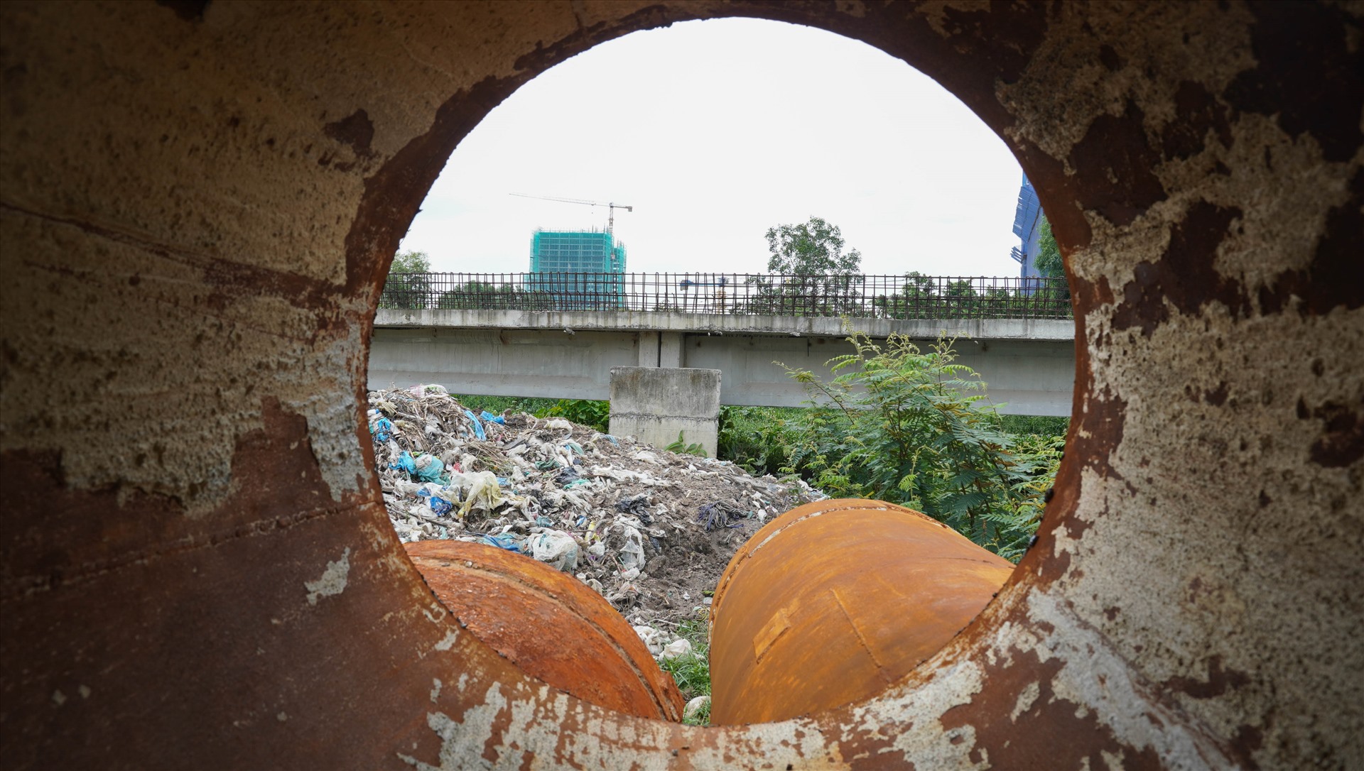Nhiều người vô ý thức đã “biến” công trình dự án này thành nơi đổ rác thải.