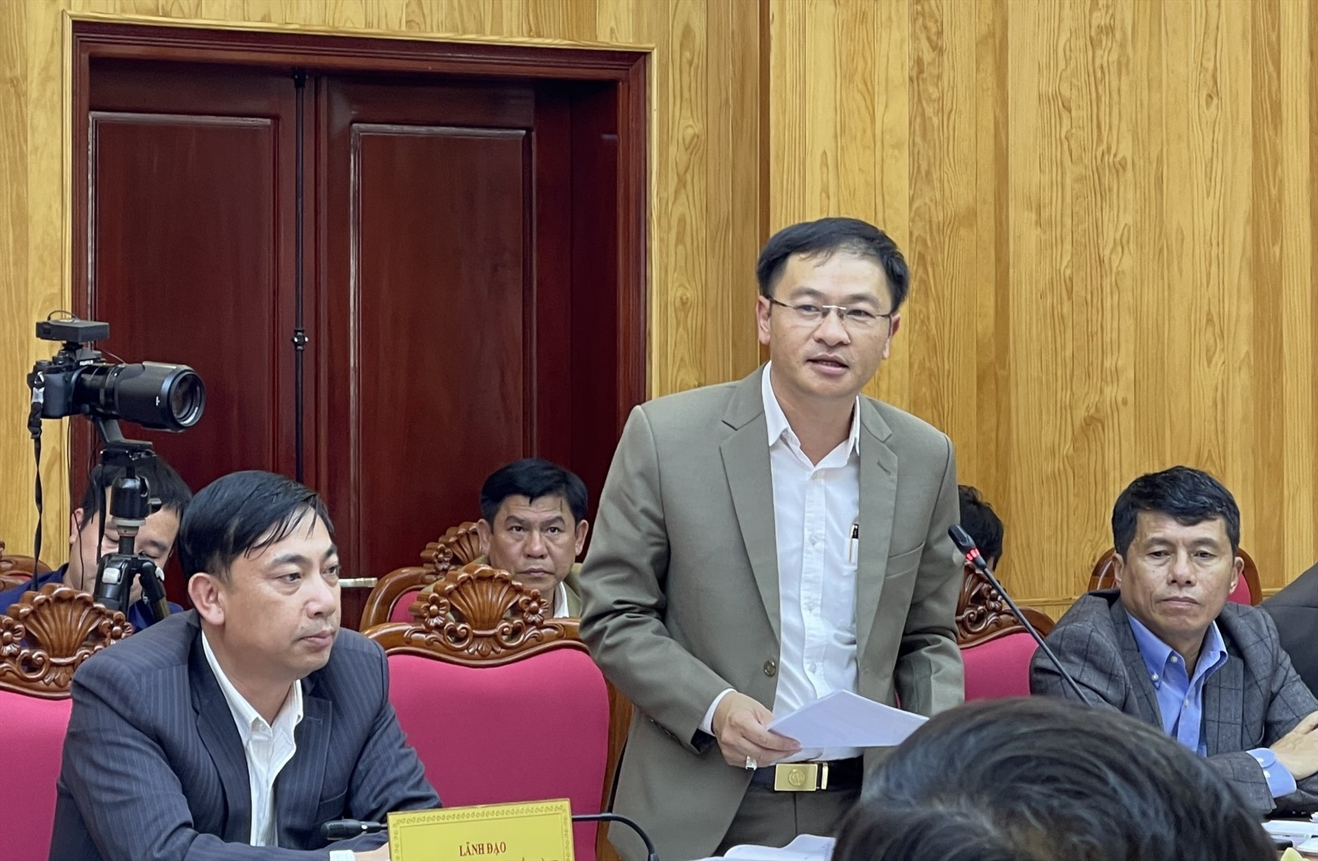Ông Đặng Quang Tú - Chủ tịch UBND TP Đà Lạt thông tin về sự cố sạt lở. Ảnh: Hữu Long