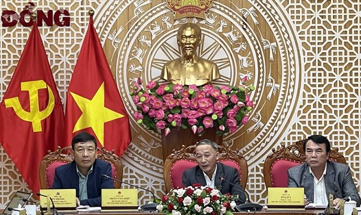 Chủ tịch Lâm Đồng Trần Văn Hiệp (ở giữa) chủ trì họp báo. Ảnh: Hữu Long