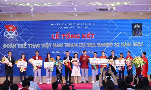 Herbalife tặng thưởng cho Đoàn thể thao Việt Nam tham dự SEA Games 2023. Ảnh: DN cung cấp