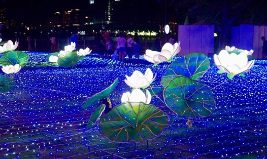 500.000 đèn LED tại Công viên bến Bạch Đằng (quận 1) nhân kỷ niệm 50 năm Quan hệ ngoại giao Việt Nam – Nhật Bản. Ảnh: Quỳnh Ánh