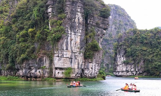Khung cảnh núi non hùng vĩ ở Tràng An khiến nhiều du khách thích thú. Ảnh: Phạm Đông