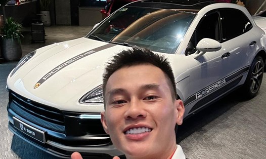 Phan Công Khanh thường xuyên chụp ảnh nhiều siêu xe đăng lên mạng xã hội. Ảnh: Facebook nhân vật
