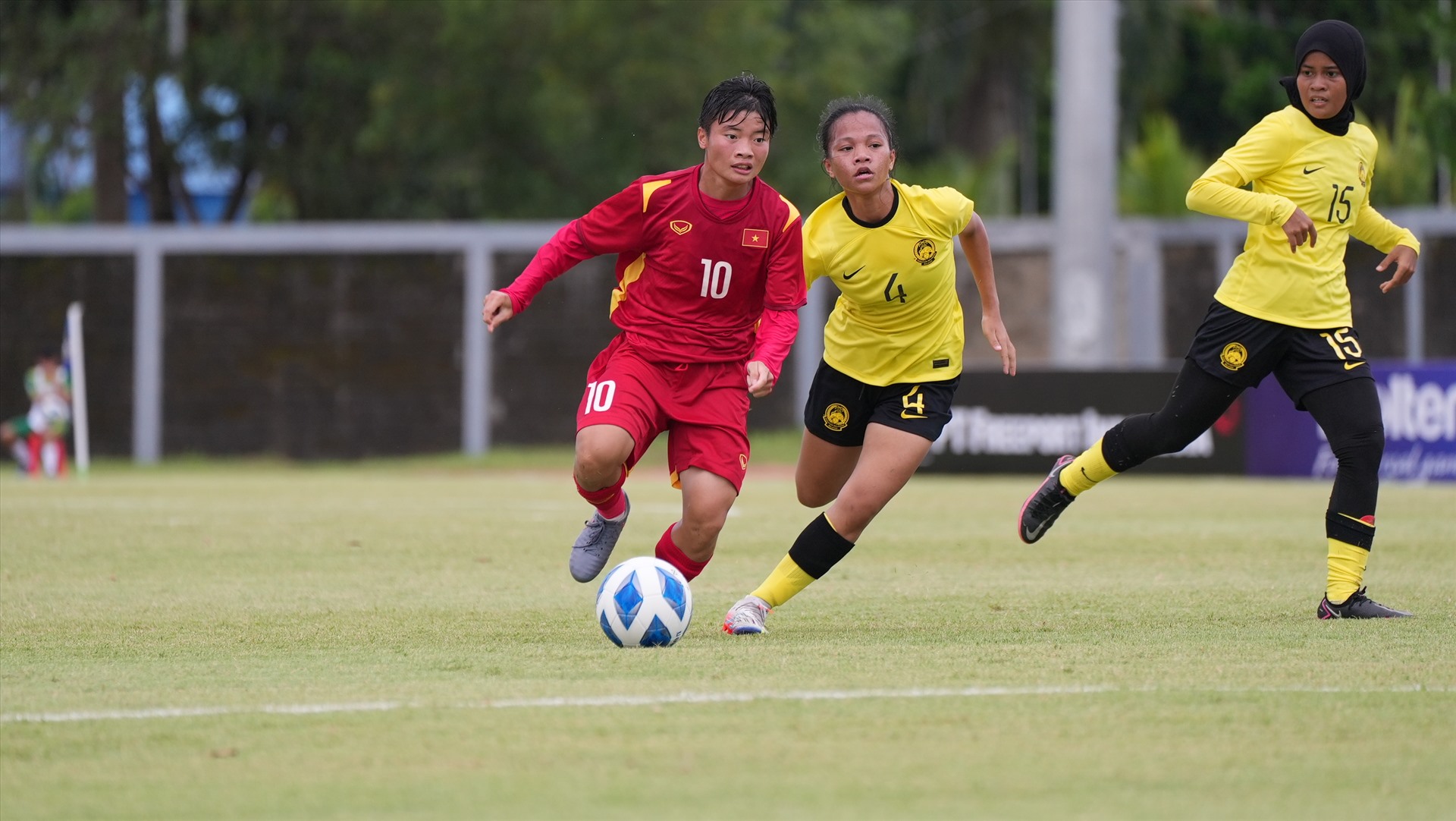 Ngọc Minh Chuyên ấn định tỉ số 6-0 cho U19 nữ Việt Nam. Ảnh: VFF