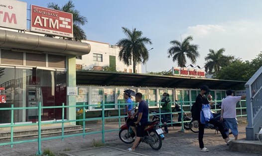 Lao động tìm việc tại KCN Thăng Long (Đông Anh, Hà Nội). Ảnh: Lương Hạnh