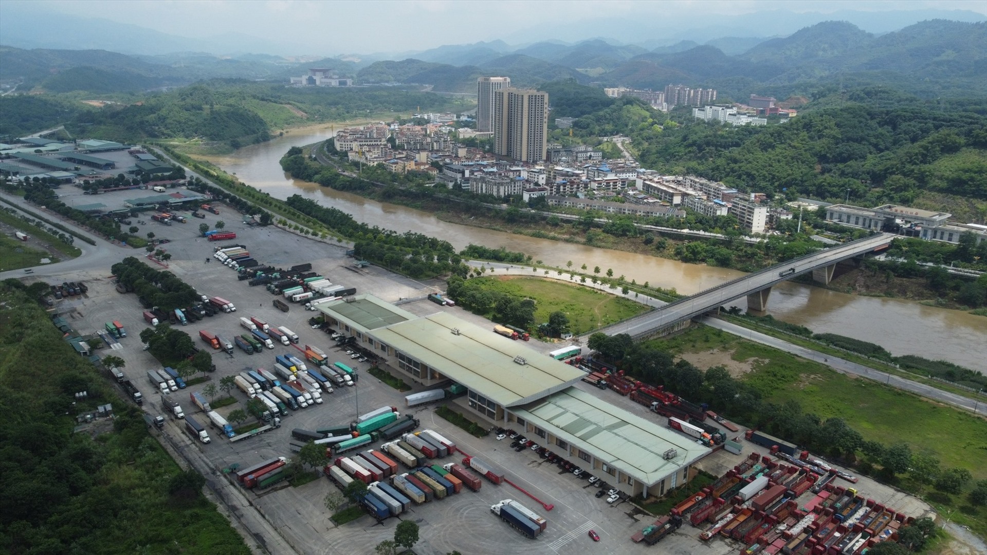 Nhộn nhịp các xe hàng hóa tập kết tấp nập tại cửa khẩu Kim Thành II. Ảnh: Bảo Nguyên