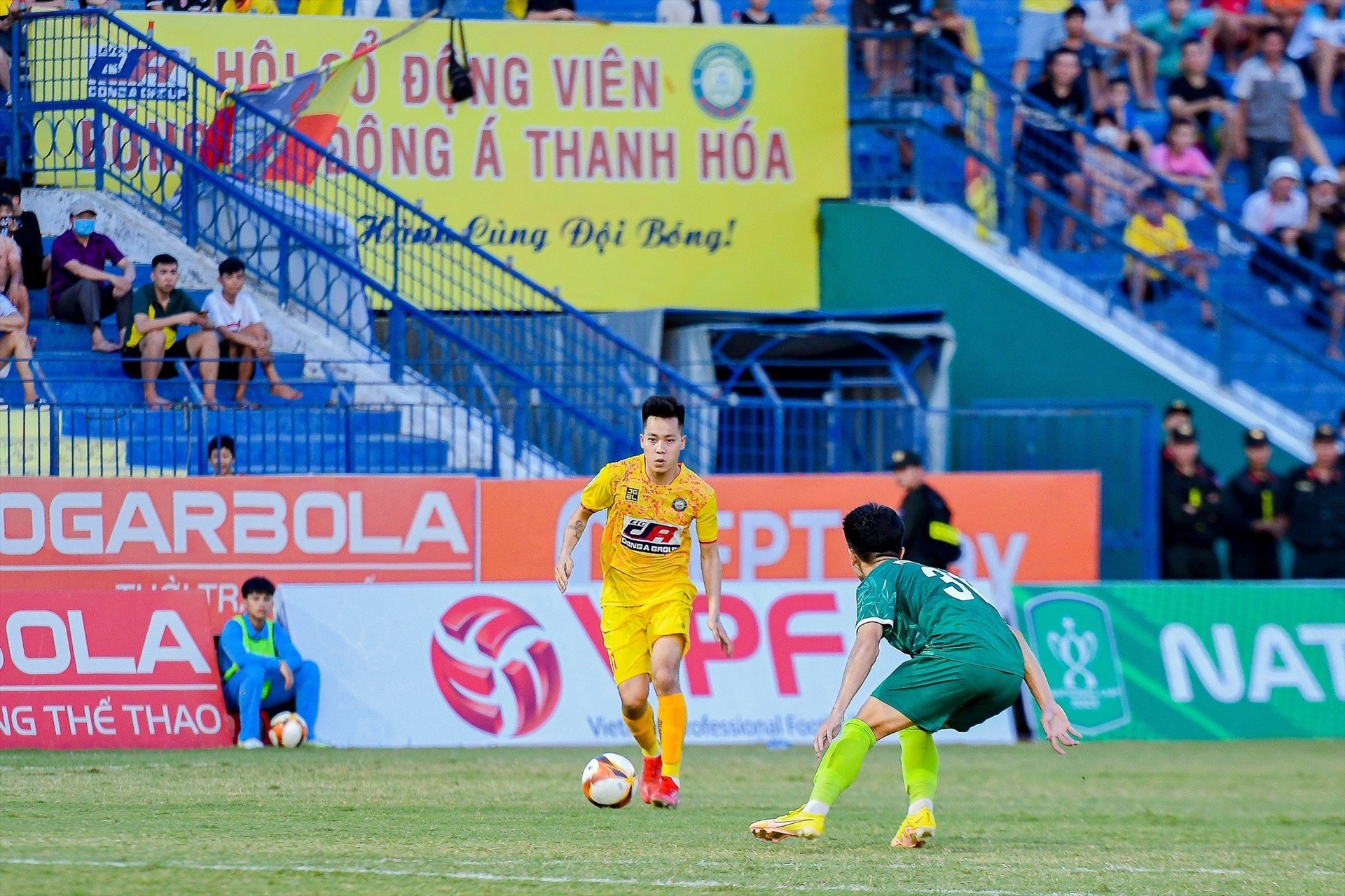 Lê Thanh Bình (vàng) ghi bàn mở tỉ số cho Thanh Hoá trên chấm 11m. Ảnh: Hoàng Sơn