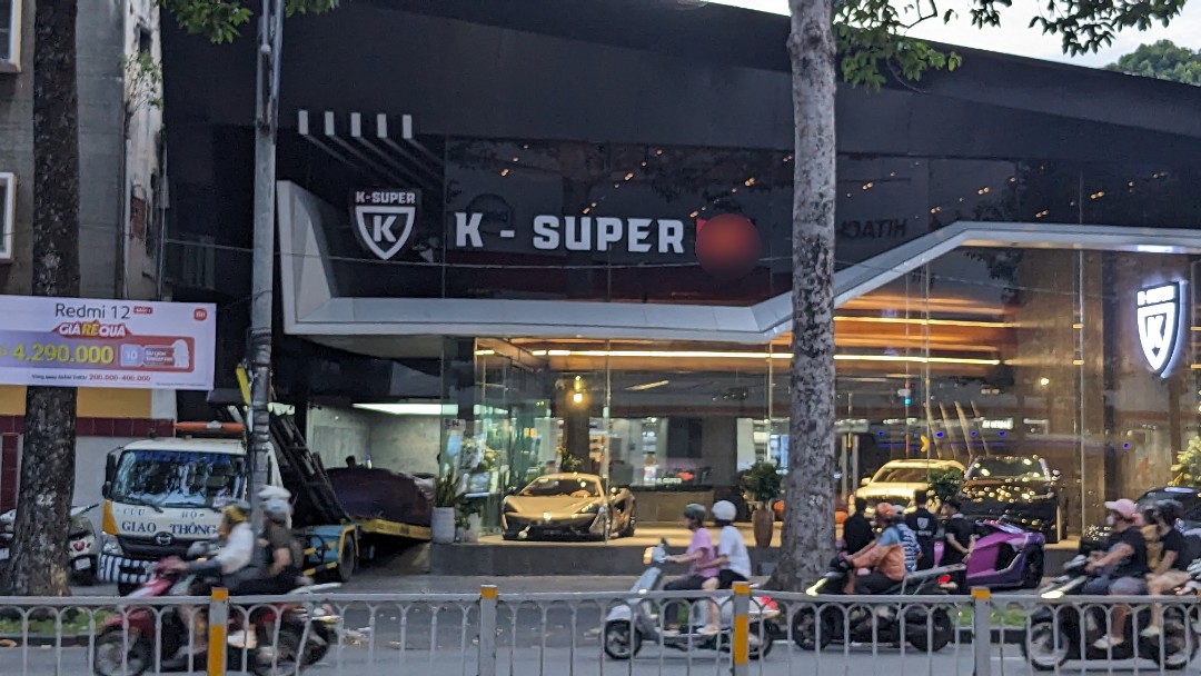 Showroom siêu xe của Phan Công Khanh trên đường Trần Hưng Đạo, Quận 1 - Ảnh: Anh Tú