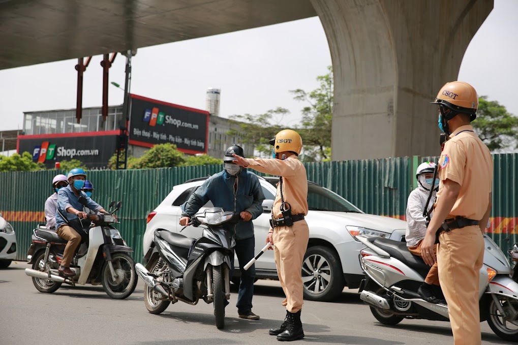 Cảnh sát giao thông được dừng phương tiện tham gia giao thông đường bộ để kiểm soát người, phương tiện, hàng hóa. Ảnh: Hải Nguyễn