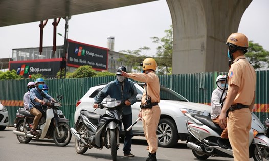 Cảnh sát giao thông được dừng phương tiện tham gia giao thông đường bộ để kiểm soát người, phương tiện, hàng hóa. Ảnh: Hải Nguyễn