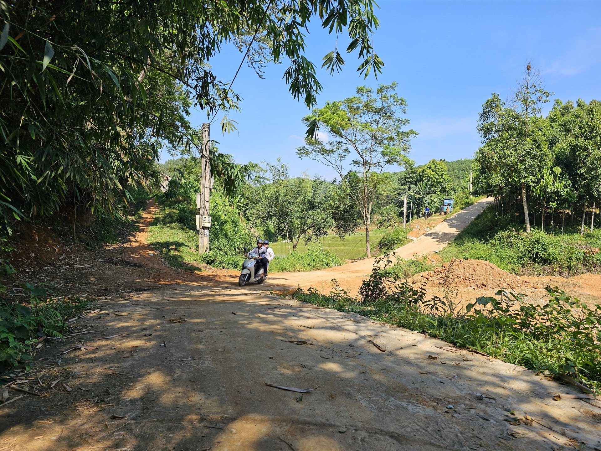 Mỗi nhân khẩu xóm Ngòi Bình, thôn Ngòi Ngần phải đóng 2 triệu đồng để làm đường nông thôn mới dài 1,8km. Ảnh: Bảo Nguyên