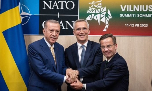 Từ trái qua: Tổng thống Thổ Nhĩ Kỳ Recep Tayyip Erdogan, Tổng thư ký NATO Jens Stoltenberg và Thủ tướng Thụy Điển Ulf Kristersson chụp ảnh chung sau cuộc gặp hôm 10.7 tại Vilnius, Lithuania. Ảnh: Twitter