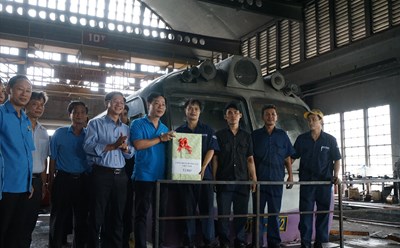 Thăm hỏi, động viên đoàn viên, người lao động trên công trình. Ảnh: Xuân Hòa