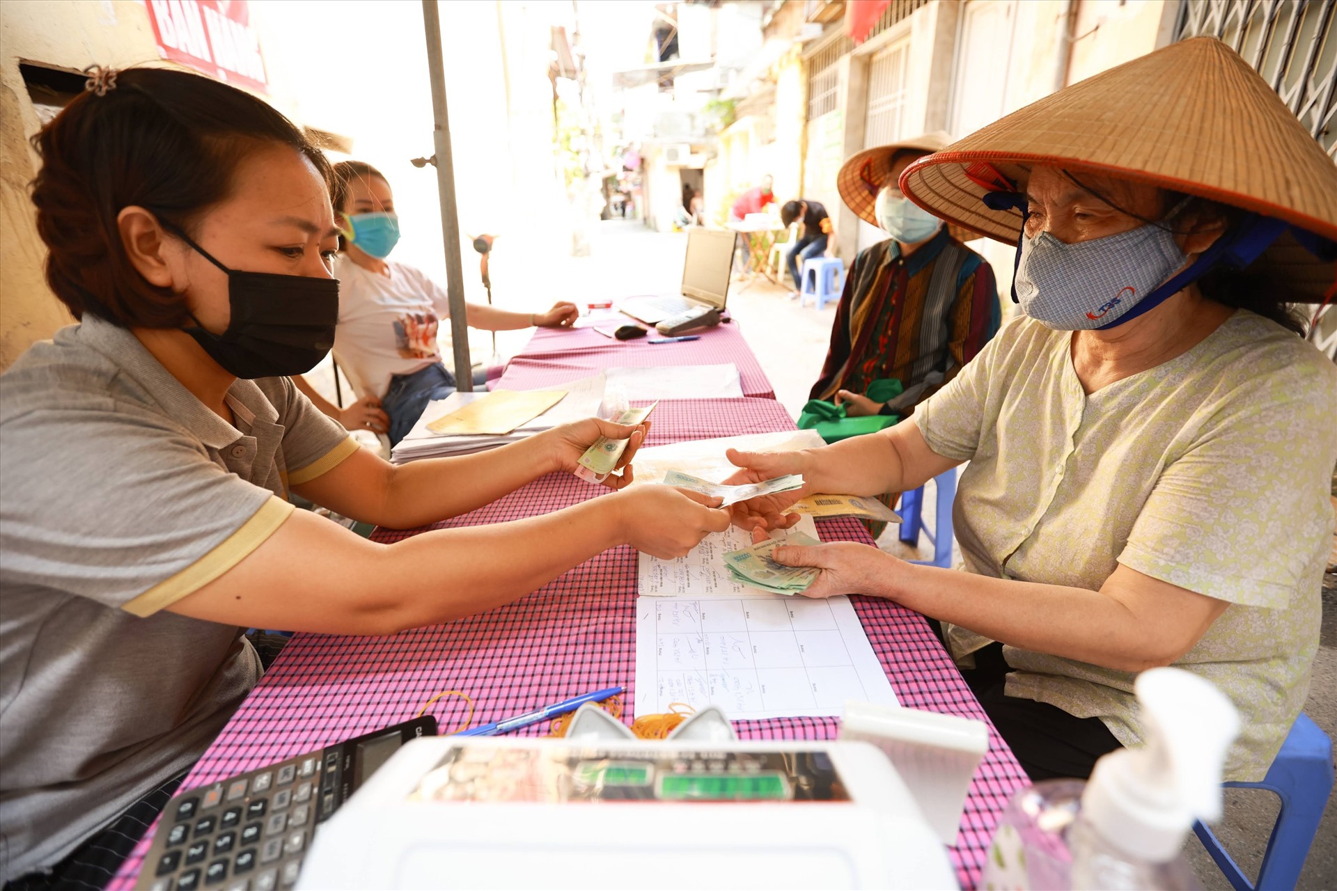 Người về hưu phải chờ đến tháng 9.2023 mới được truy lĩnh phần lương hưu chênh lệch từ tháng 7. Ảnh: Hải Nguyễn
