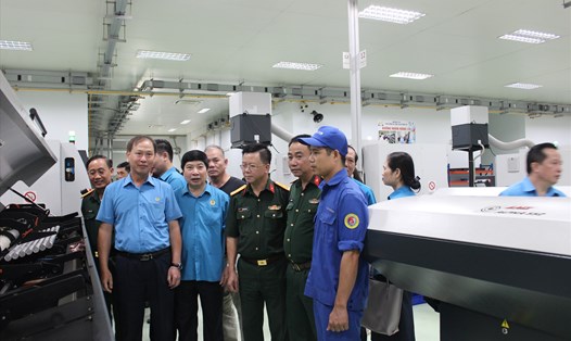 Đại diện các đơn vị trong Khối thi đua 11 Công đoàn ngành Trung ương tham quan mô hình tại Nhà máy Z129. Ảnh: Minh Quý
