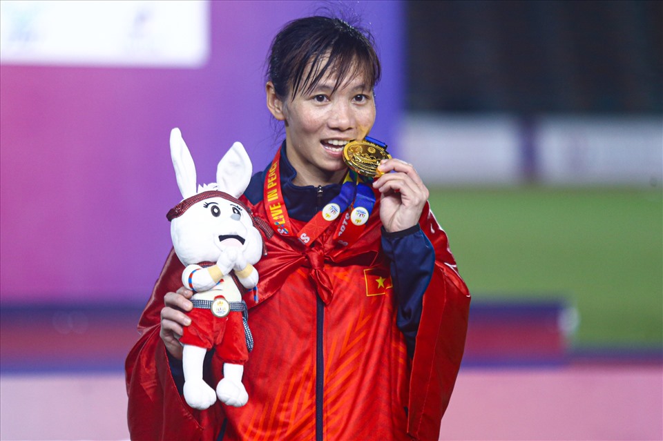 Tiền vệ Thuỳ Trang cùng đội tuyển nữ Việt Nam giành 2 huy chương vàng SEA Games 