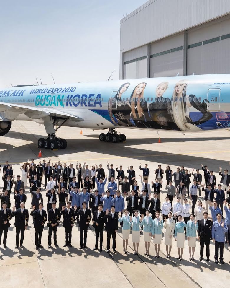 Korea Air là hãng hàng không duy nhất kinh doanh chuyên cơ tại Hàn Quốc. Ngoài suất bay của 4 thành viên Blackpink, hãng còn giảm giá vé cho các nghệ sĩ và nhân viên tham gia chuyến lưu diễn Born Pink cho tới ngày 26.8 - ngày dự kiến kết thúc chuyến world tour. Đổi lại, YG Entertainment sẽ cung cấp quà tặng cho thành viên Skypass của Korea Air, bao gồm vé concert, đĩa CD và poster có chữ ký của Blackpink.