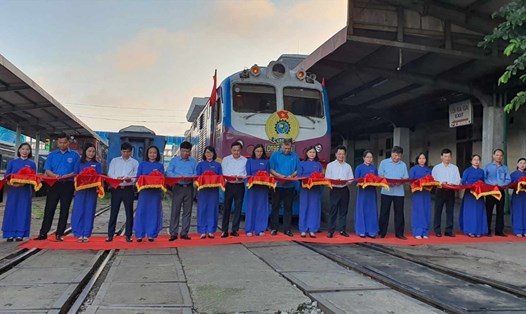 Đoàn tàu tuyên truyền Đại hội XVI Công đoàn Đường sắt Việt Nam. Ảnh: Minh Hạnh 