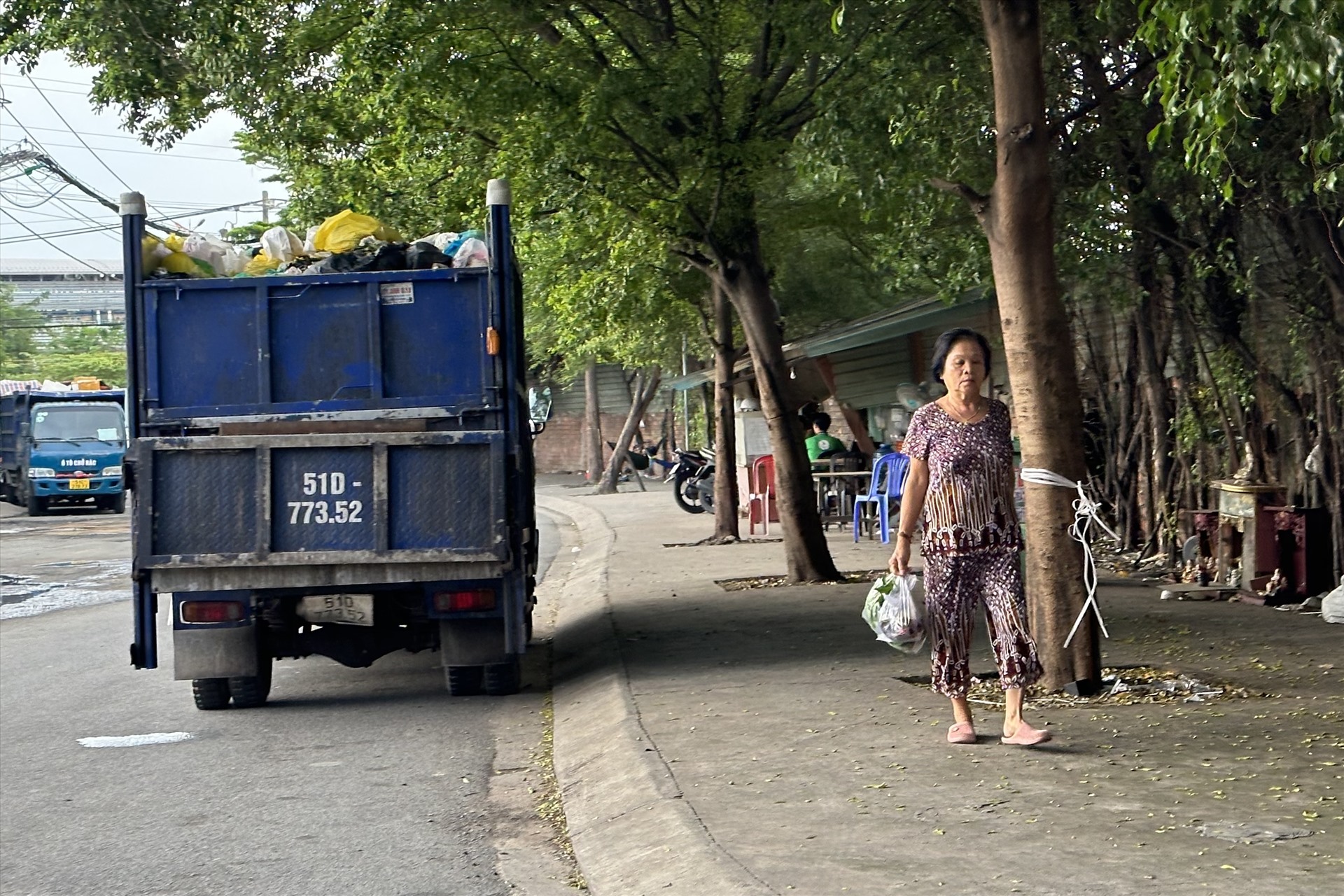 Tình trạng bãi tập kết rác trên đường Thuỷ Lợi bốc mùi gây ảnh hưởng sinh hoạt của người dân đã diễn ra nhiều năm nhưng chưa được giải quyết. Ảnh: Thanh Vũ