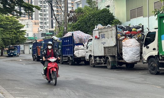 Trạm trung chuyển rác trên đường Thuỷ Lợi gây ảnh hưởng đến khu dân cư. Ảnh: Thanh Vũ
