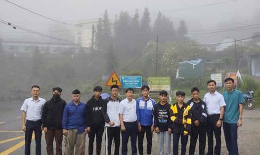 Công ty Than Thống Nhất đón các em học sinh  
ở Lai Châu để hướng nghiệp nghề mỏ. Ảnh: CĐ TKV