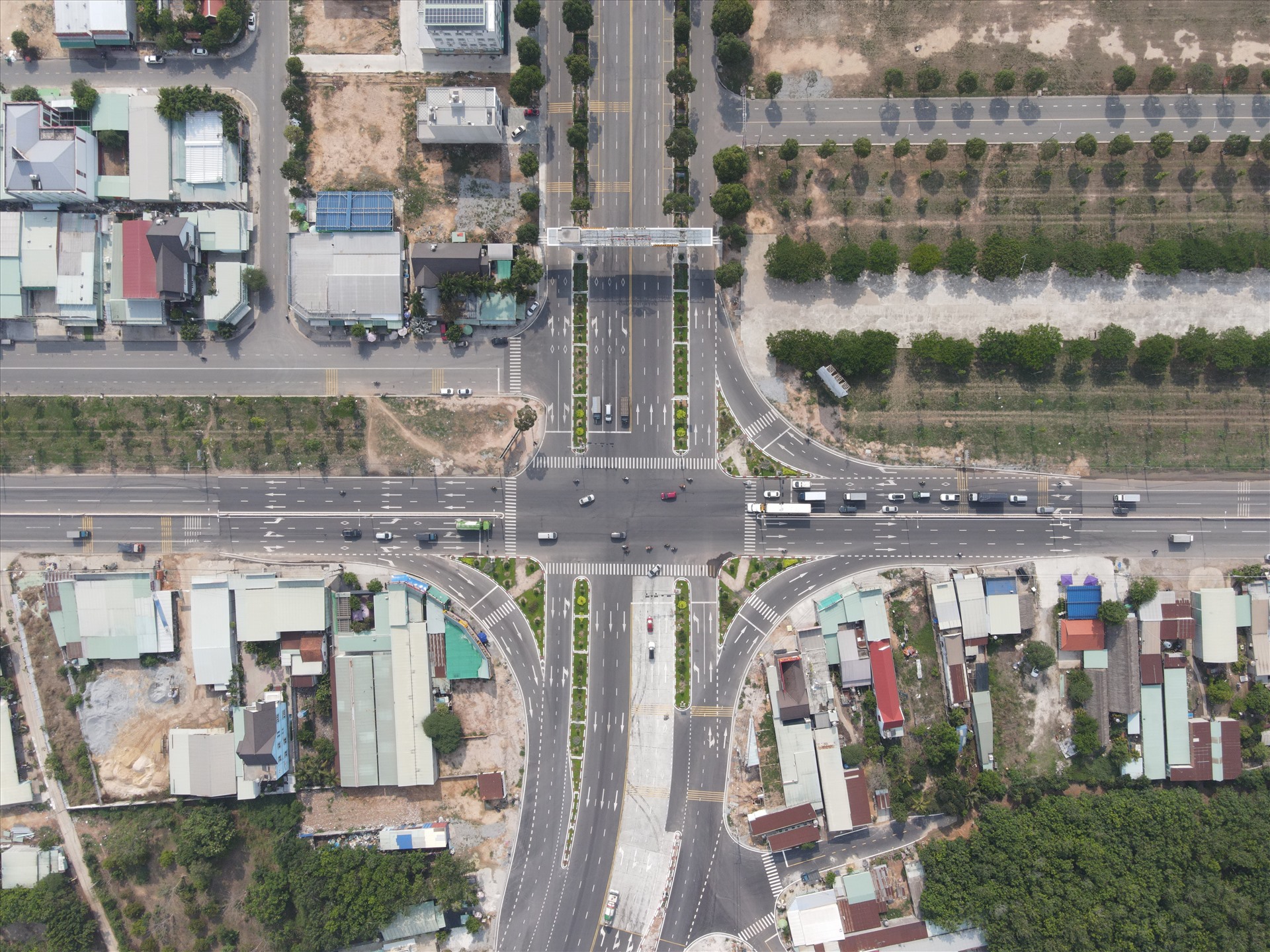 Ngoài tuyến đường trên, hiện Bình Phước còn kết nối với các tỉnh Đông Nam Bộ thông qua quốc lộ 13 qua Bình Dương và về TP HCM. Đoạn qua tỉnh Bình Dương đã được đầu tư tương đối hoàn chỉnh. 