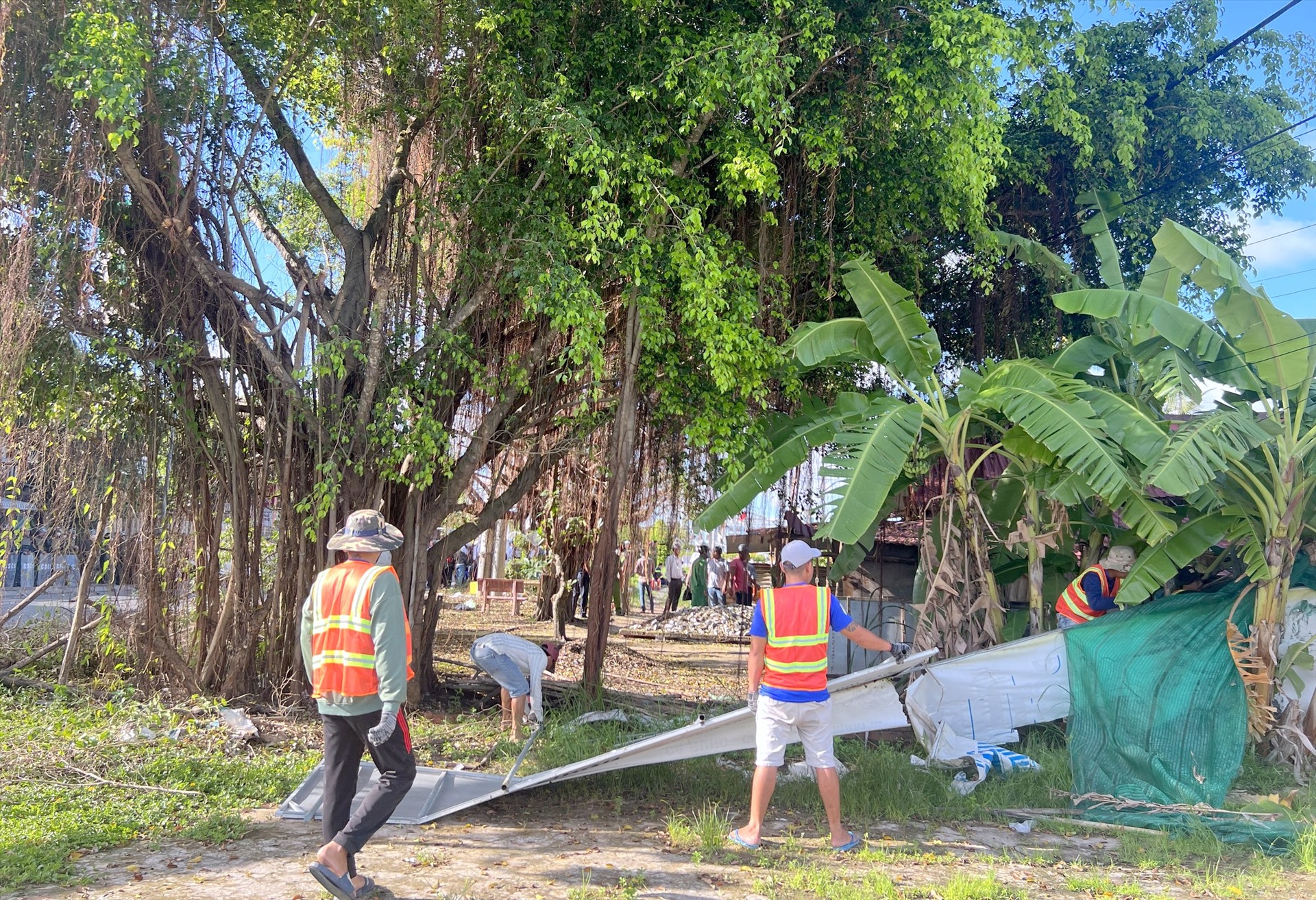 Sau khi thuyết phục, gia đình ông Đỗ Thành Hưng đã đồng ý cho lực lượng chức năng tháo dỡ hàng rào, cây xanh... Ảnh: Nhật Hồ