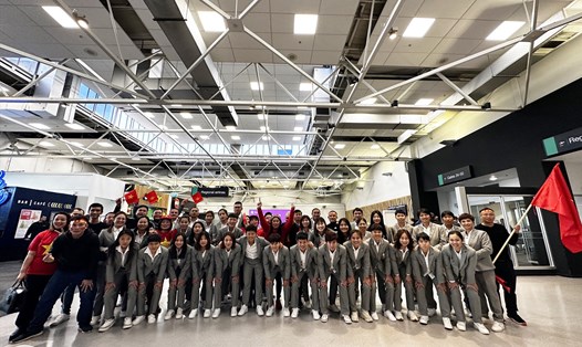 Người hâm mộ đón đội tuyển nữ Việt Nam tại sân bay Auckland (New Zealand). Ảnh: VFF