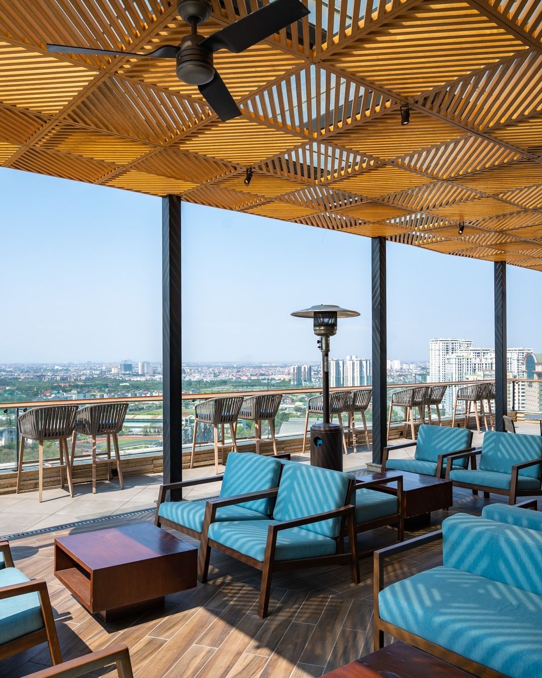 Khu vực Sky Bar có view nhìn ra thành phố và sân vận động Mỹ Đình. Ảnh: Hyatt Regency West Hanoi