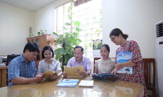 Cán bộ Nhà Văn hóa Lao động tỉnh Bắc Giang với 2 ấn phẩm mới phát hành. Ảnh: Thanh Hải