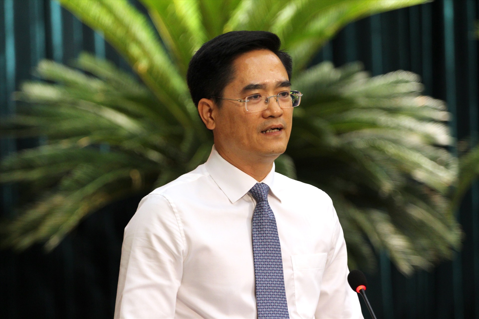 Giám đốc Sở GTVT TPHCM Trần Quang Lâm trả lời chất vấn sáng 11.7.  Ảnh: Thành Nhân