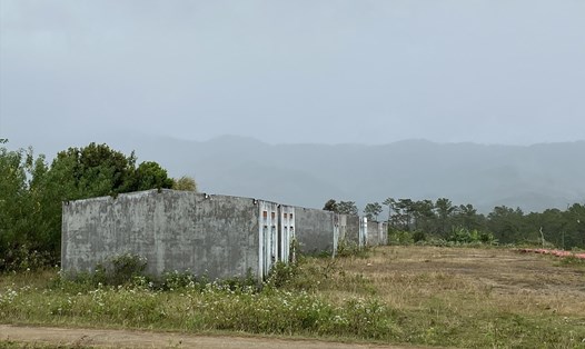 Một góc làng tái định cư bỏ hoang hơn 10 năm ở xã Đăk Pét, huyện Đăk Glei. Ảnh Thanh Tuấn
