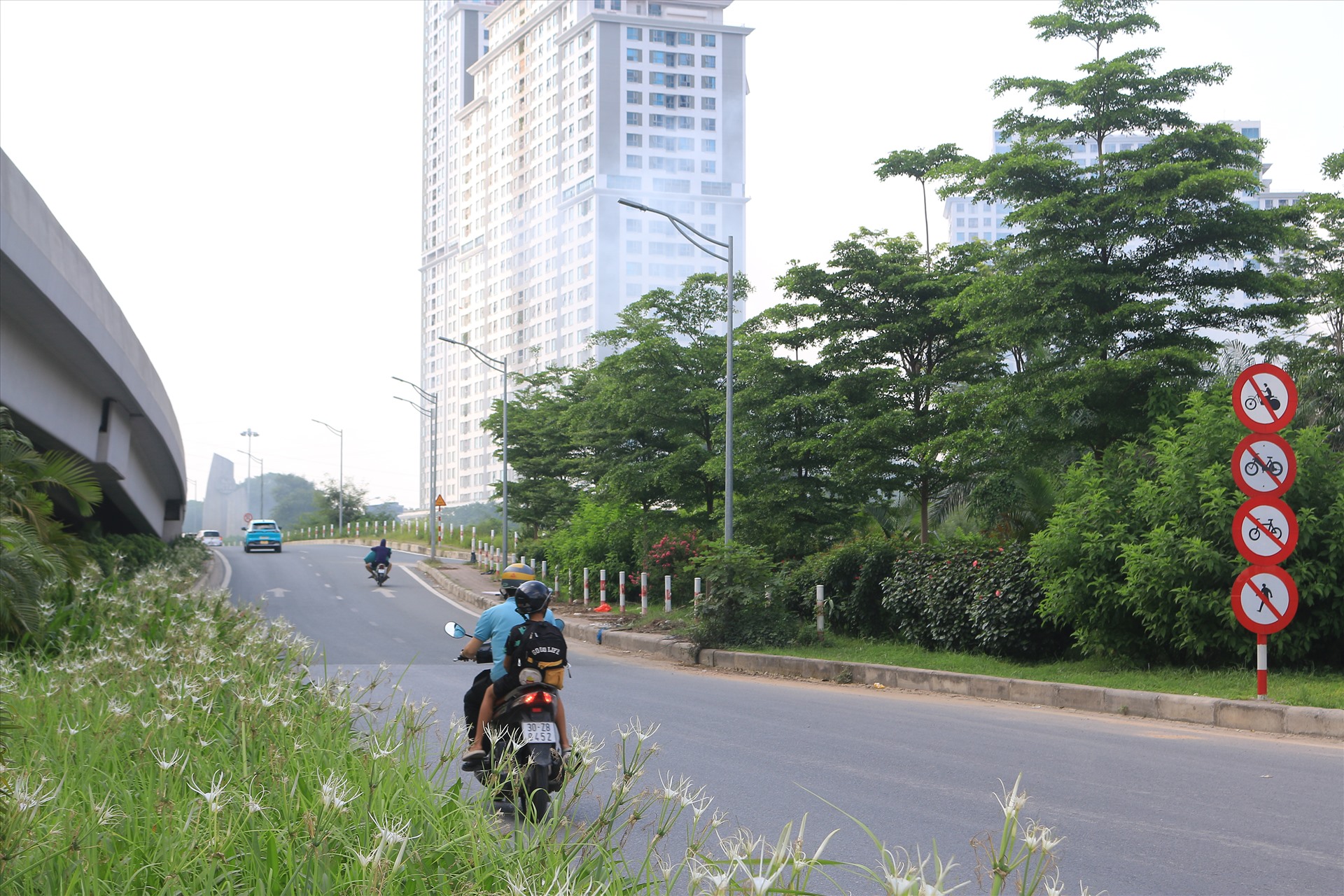 Tương tự, tại tầng 2 của cầu Thăng Long (Hà Nội) cù đã có quy định cấm xe máy đi vào, song nhiều người vẫn bất chấp điều khiển phương tiện đi vào làn đường này.
