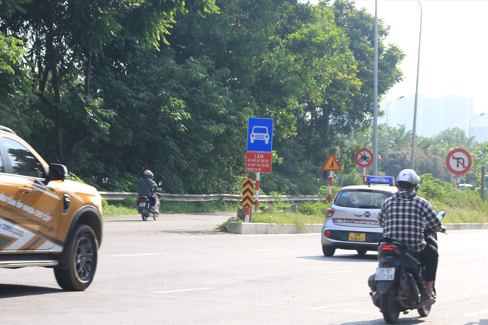 Các lối vào cao tốc Đại lộ Thăng Long cũng đề biển cấm xe máy, song nhiều người vẫn bất chấp đi vào khu vực này. 