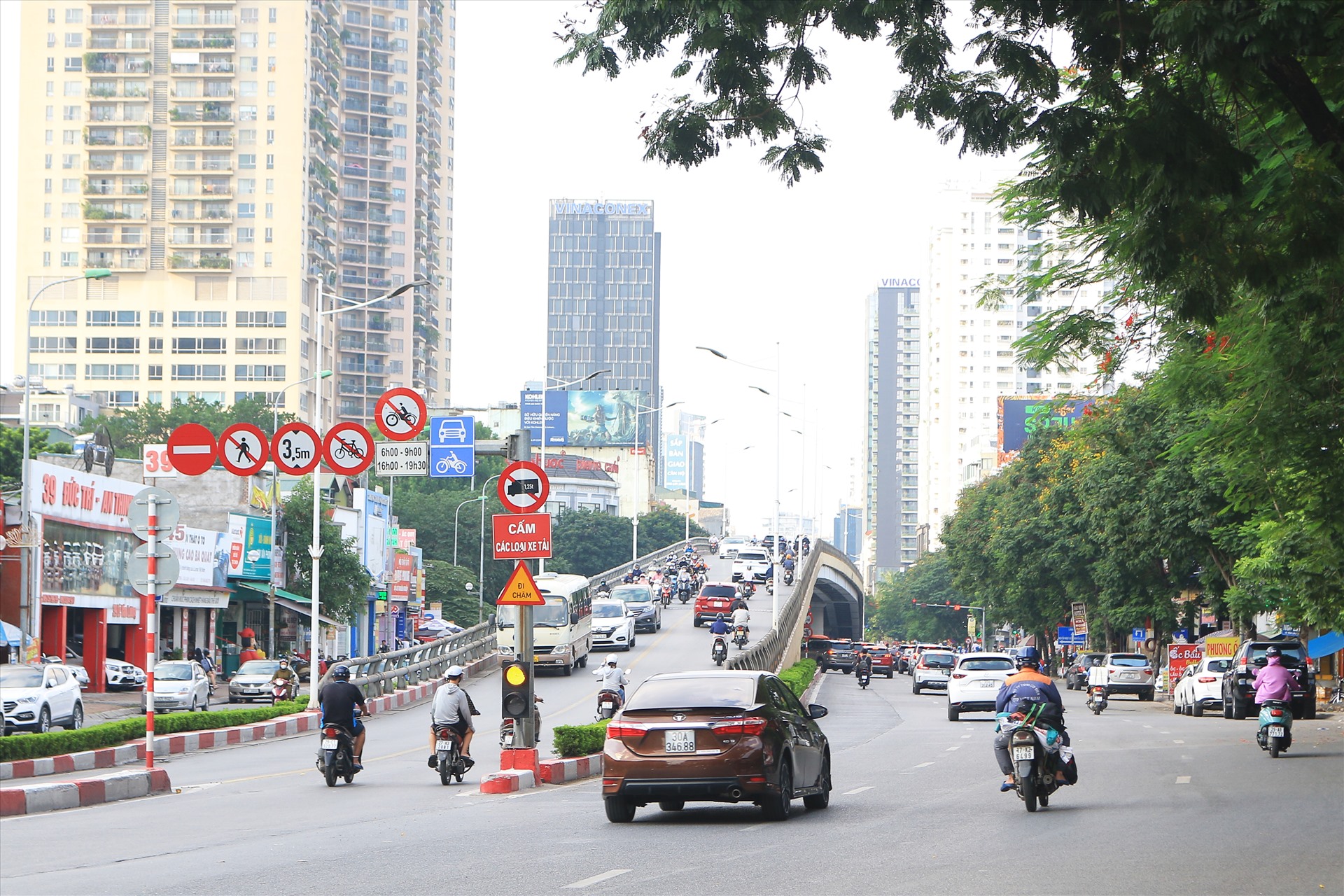 Tại cầu vượt Láng Hạ - Lê Văn Lương, dù đã có biển cấm xe máy đi vào giờ cao điểm ngay 2 đầu cầu nhưng nhiều người dân vẫn ngang nhiên điều khiển xe máy đi lên cầu.